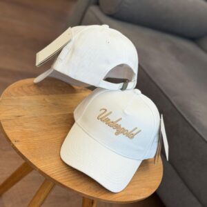 Gorra Undergold Blanca – Elegancia Minimalista